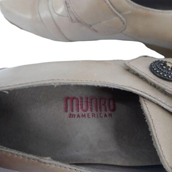 Munro Loafers Professional Leather Slide On Loafers Hook Loop Closure Tan Sz 8N - Picture 3 of 11